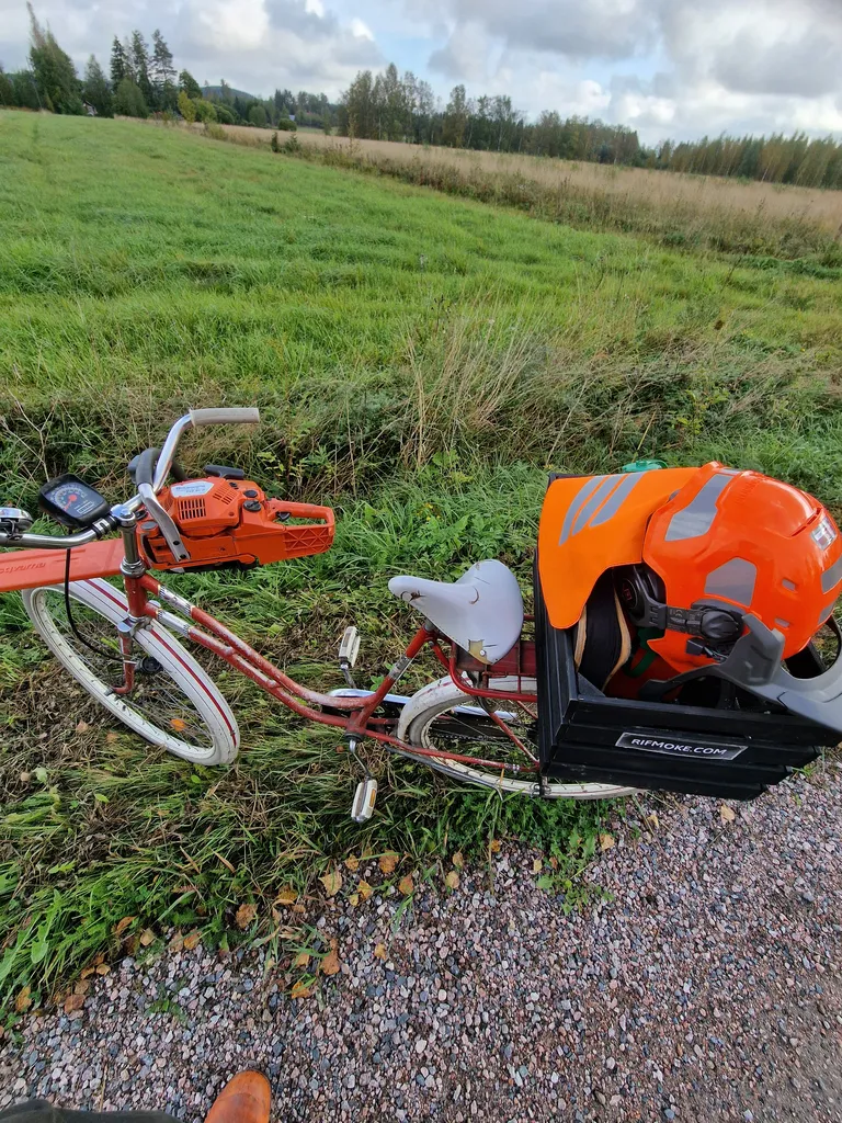 Metsurin polkupyörä ja työvälineet