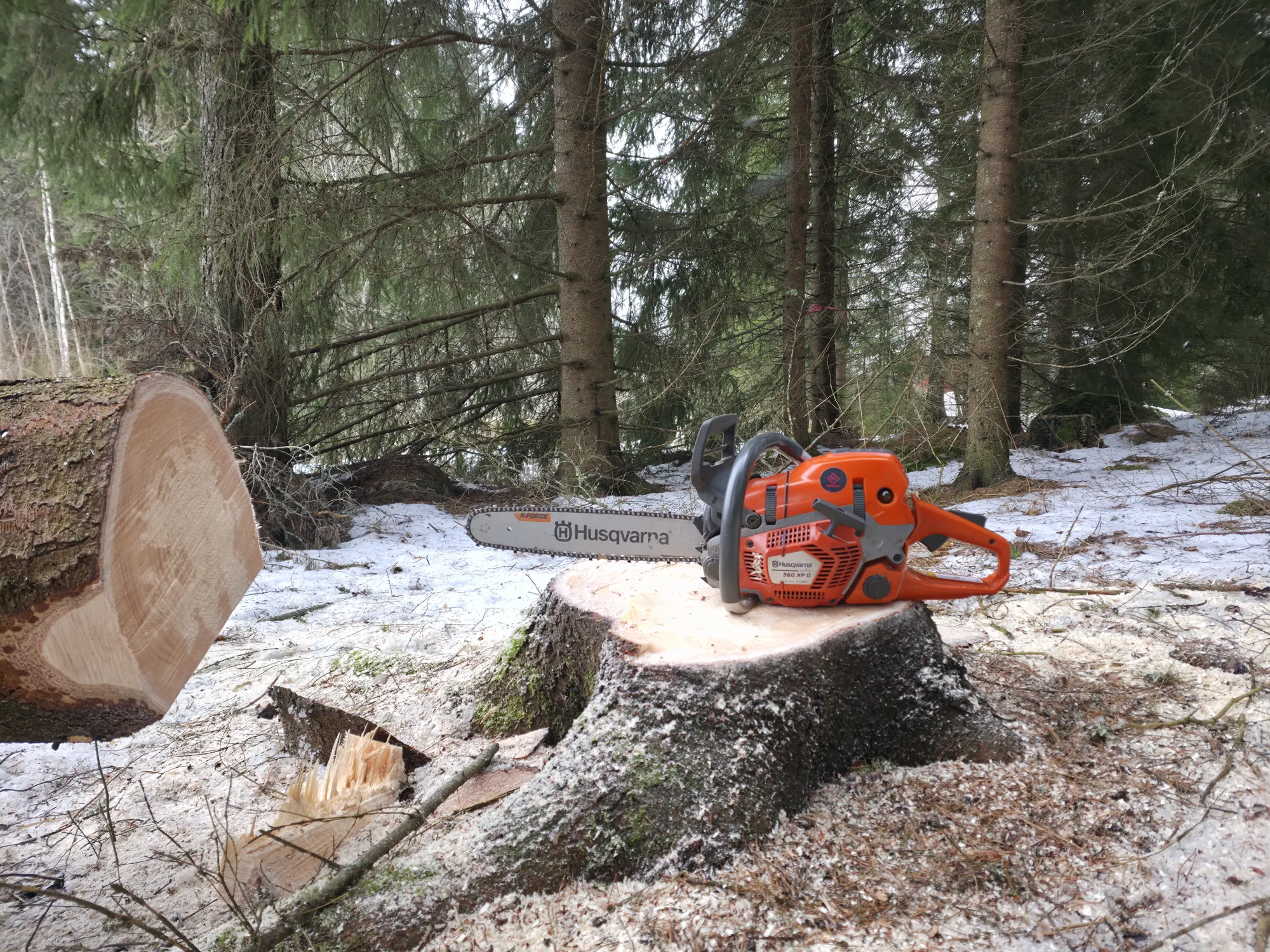 Husqvarna 560 XPG moottorisaha työmaalla