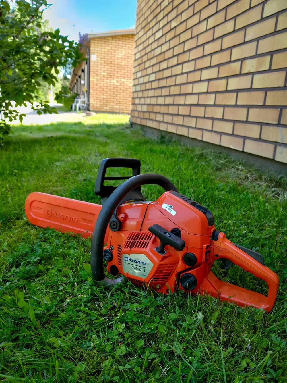 Pihapuiden kaato Hausjärvellä ja Riihimäellä - metsuri moottorisahalla
