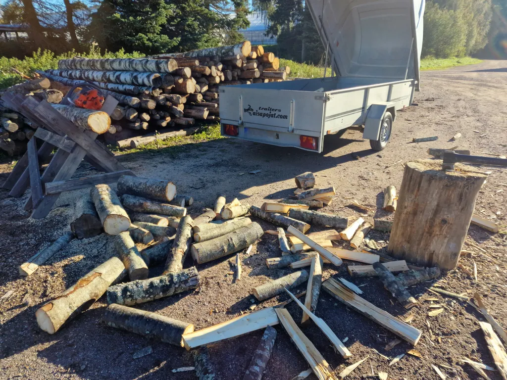 Polttopuun pilkonta ja toimitus Hausjärvellä
