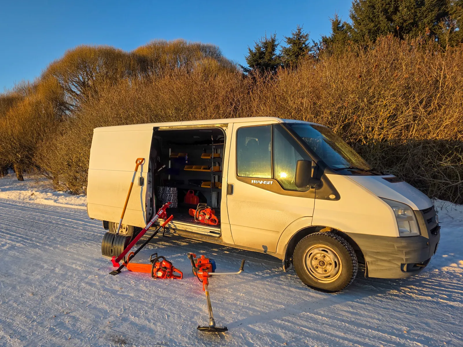 Rifmoke työauto ja kalusto – kiinteistönhoito